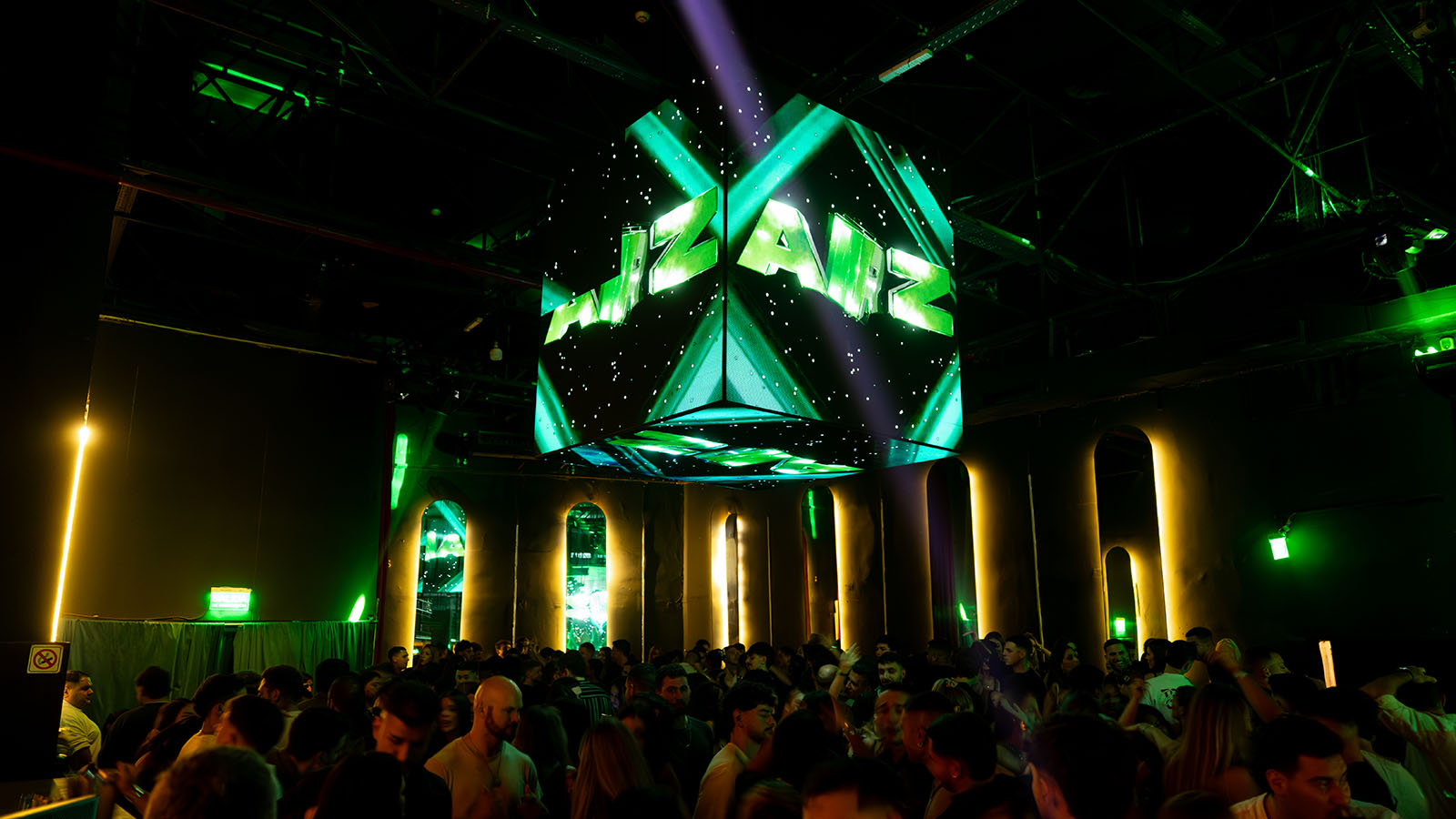 Multitud disfrutando en el Espacio Araoz